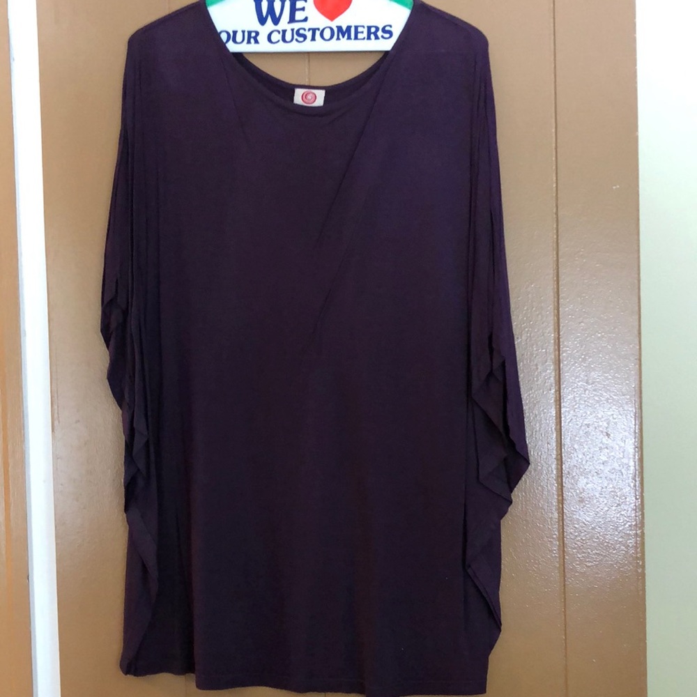 Elegant light weight purple top.